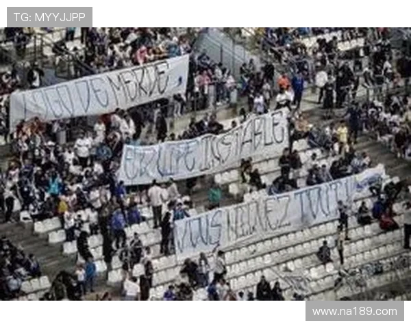 巴黎大胜马赛之际球迷点燃百枚烟雾弹俱乐部面临处罚风险